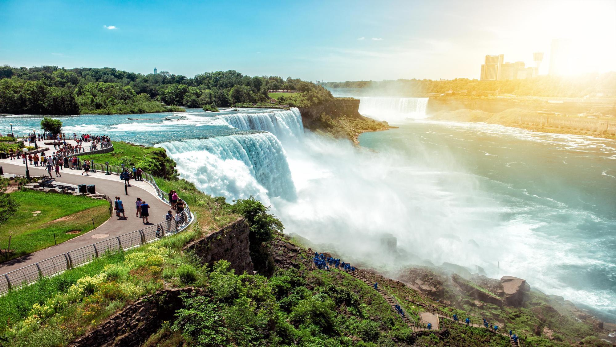 Great Lakes Getaway: Toronto, Niagara Falls & Montreal Adventure